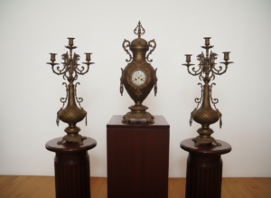 Kaminuhr mit Kerzenständer Frankreich 1850 Messing