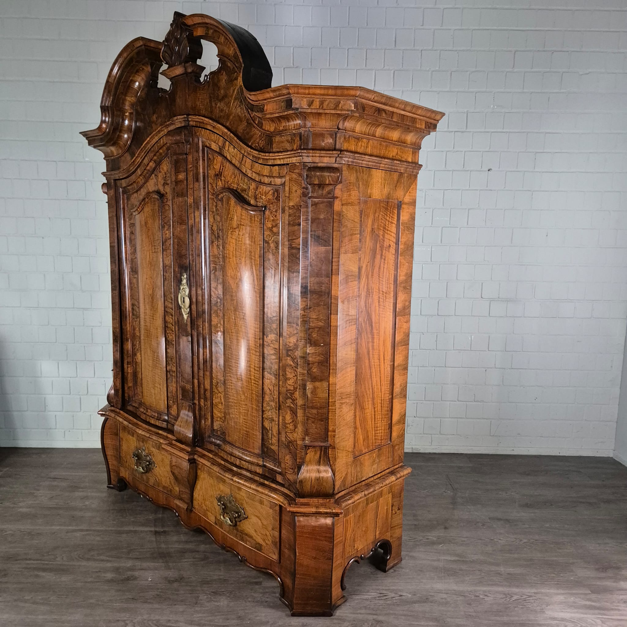 Zangenkopfschrank Schrank Barock 1750 Nussbaum – Bild 5