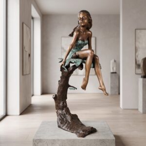 Skulptur Dekoration Mädchen auf Baumstamm Bronze 1,12 m