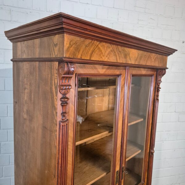 Vitrine Bücherschrank Gründerzeit 1880 Nussbaum – Bild 4
