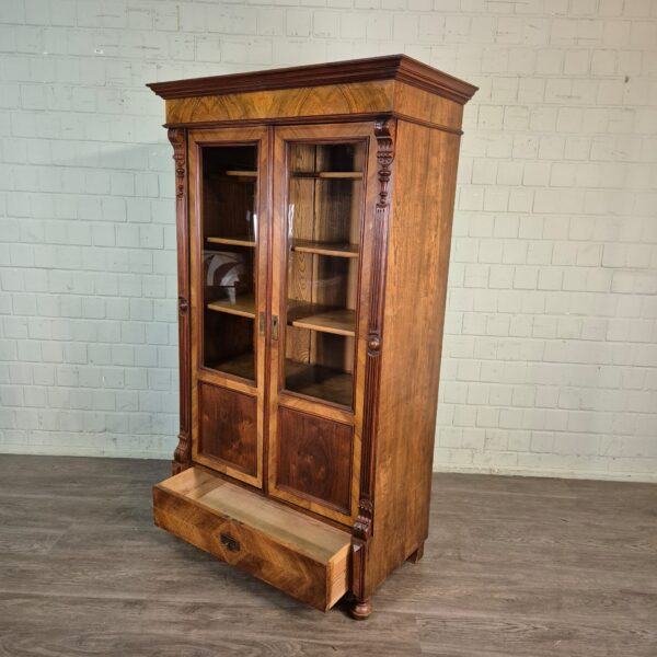 Vitrine Bücherschrank Gründerzeit 1880 Nussbaum – Bild 9