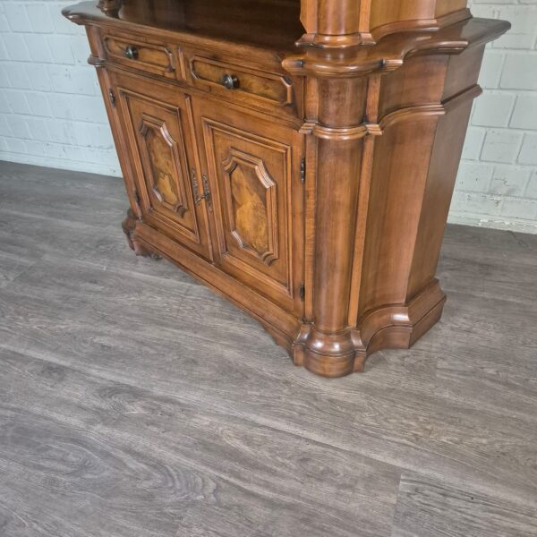 Buffetschrank Vitrine Neubarock Nussbaum 1,27 m – Bild 13