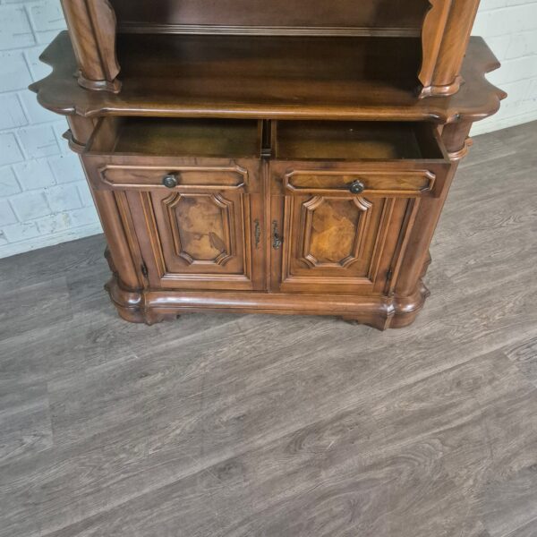 Buffetschrank Vitrine Neubarock Nussbaum 1,27 m – Bild 21