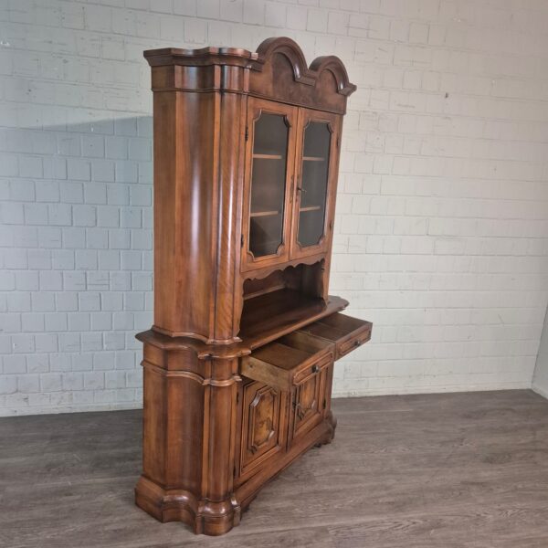 Buffetschrank Vitrine Neubarock Nussbaum 1,27 m – Bild 20