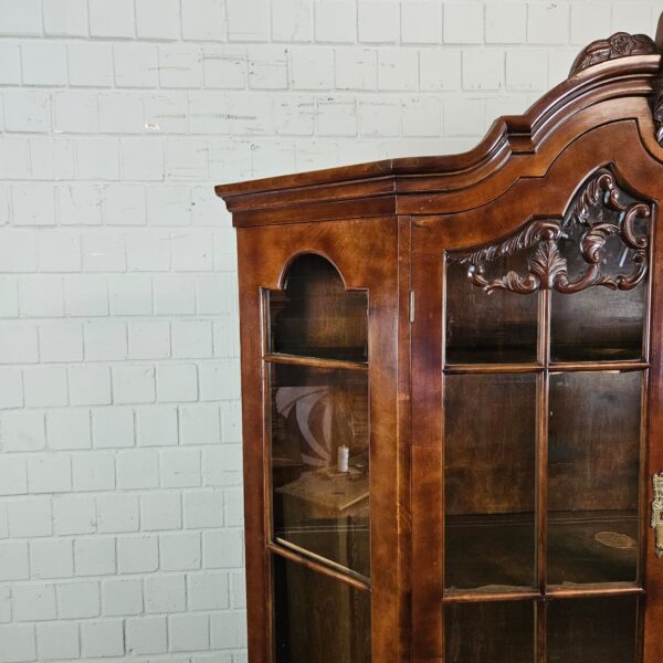 Vitrine Schrank Neubarock Nussbaum 1,47 m – Bild 6