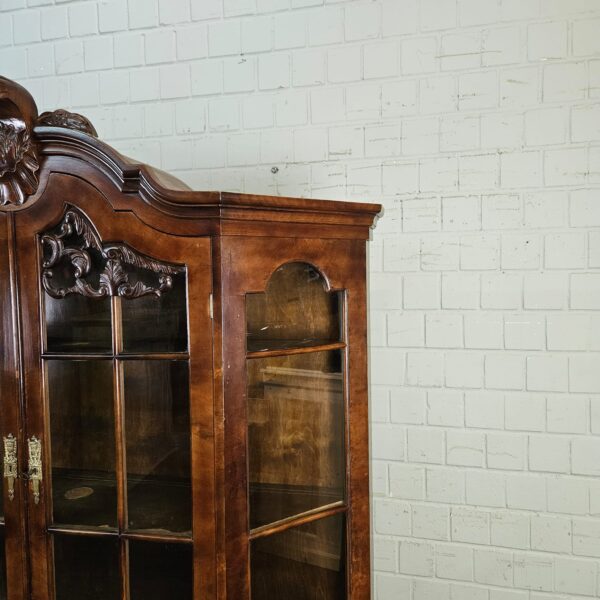 Vitrine Schrank Neubarock Nussbaum 1,47 m – Bild 9