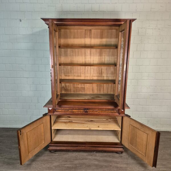Vitrine Bücherschrank Gründerzeit 1880 Nussbaum – Bild 15