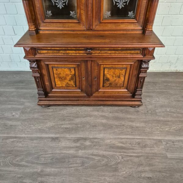 Vitrine Bücherschrank Gründerzeit 1880 Nussbaum – Bild 8