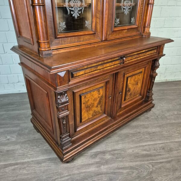 Vitrine Bücherschrank Gründerzeit 1880 Nussbaum – Bild 6
