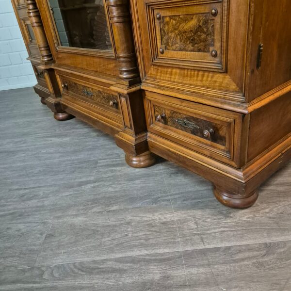 Vitrine Bücherschrank Gründerzeit 1880 Nussbaum – Bild 7