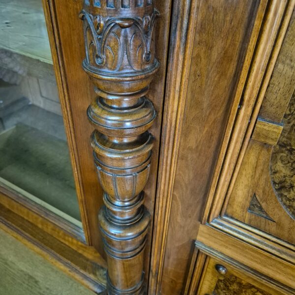 Vitrine Bücherschrank Gründerzeit 1880 Nussbaum – Bild 8