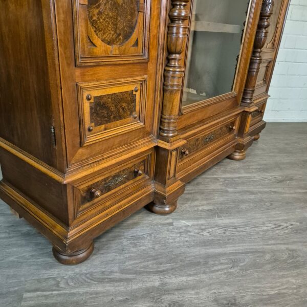Vitrine Bücherschrank Gründerzeit 1880 Nussbaum – Bild 5