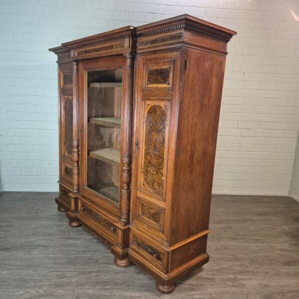 Vitrine Bücherschrank Gründerzeit 1880 Nussbaum – Bild 3
