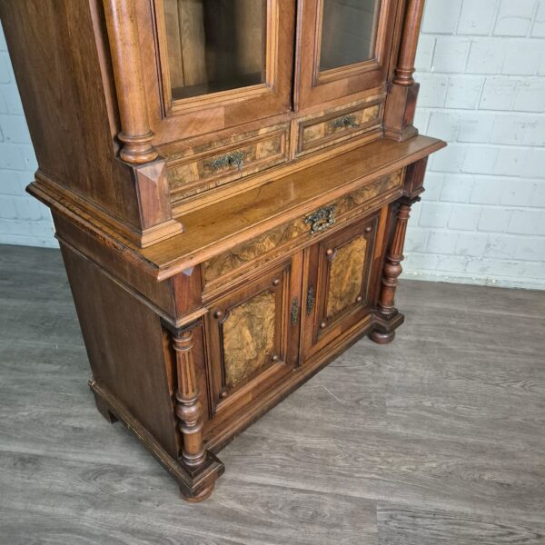 Vitrine Bücherschrank Gründerzeit 1880 Nussbaum – Bild 7