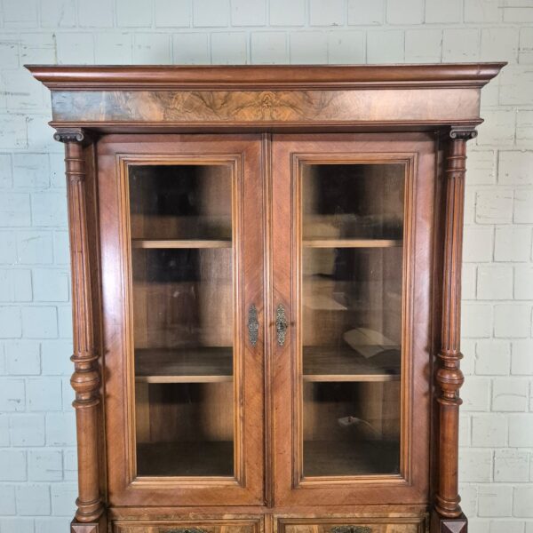 Vitrine Bücherschrank Gründerzeit 1880 Nussbaum – Bild 4