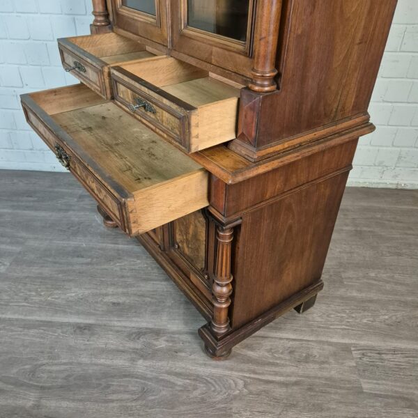 Vitrine Bücherschrank Gründerzeit 1880 Nussbaum – Bild 16