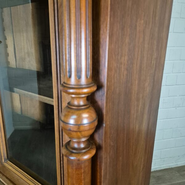 Vitrine Bücherschrank Gründerzeit 1880 Nussbaum – Bild 8