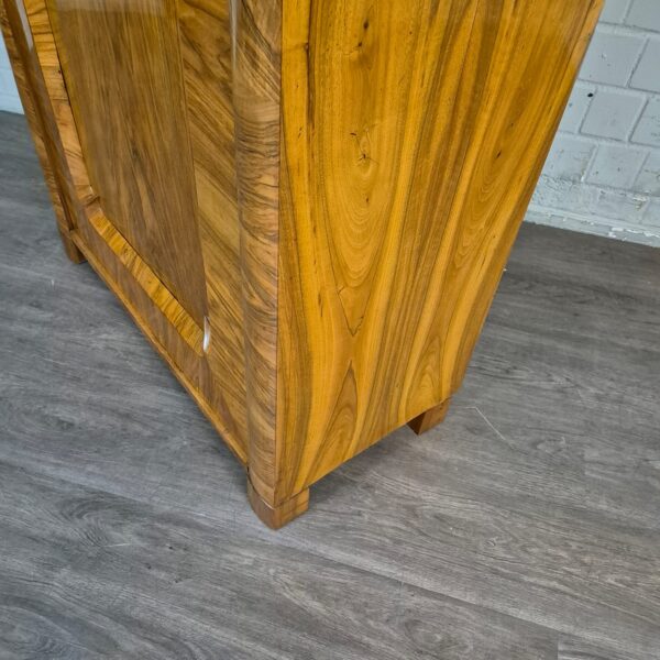 Schrank Kleiderschrank Biedermeier 1820 Nussbaum – Bild 7