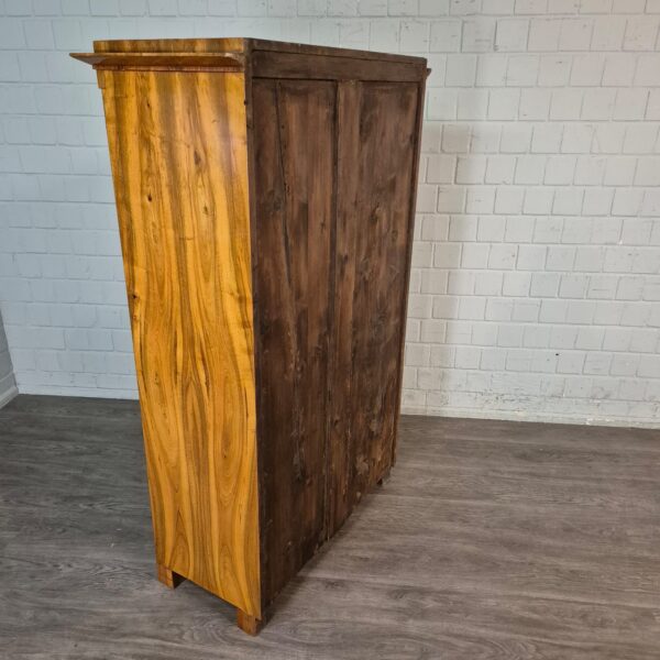 Schrank Kleiderschrank Biedermeier 1820 Nussbaum – Bild 15