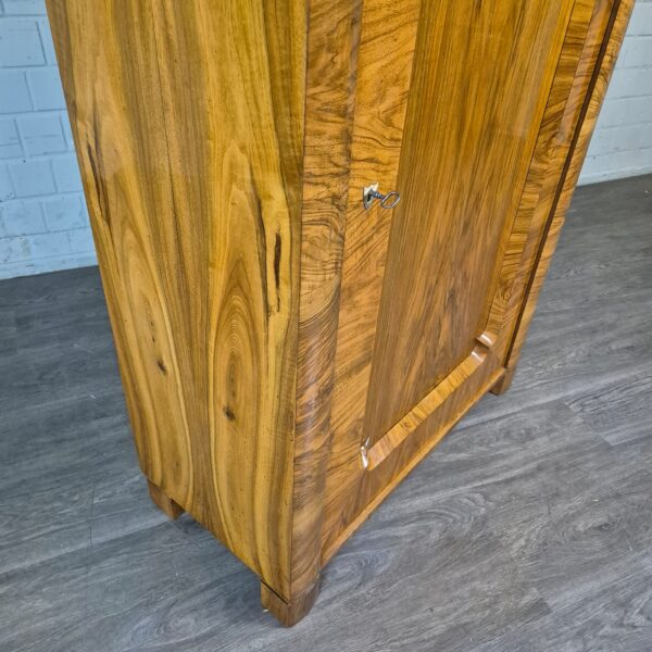 Schrank Kleiderschrank Biedermeier 1820 Nussbaum – Bild 5