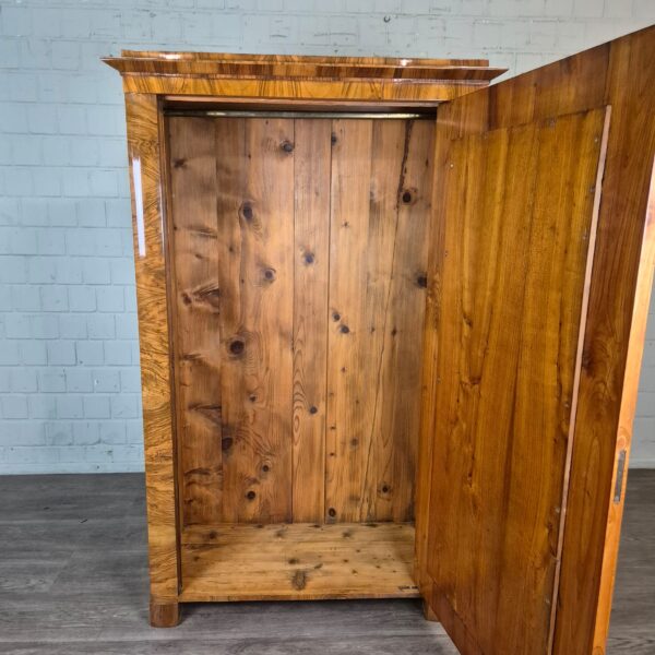 Schrank Kleiderschrank Biedermeier 1820 Nussbaum – Bild 12