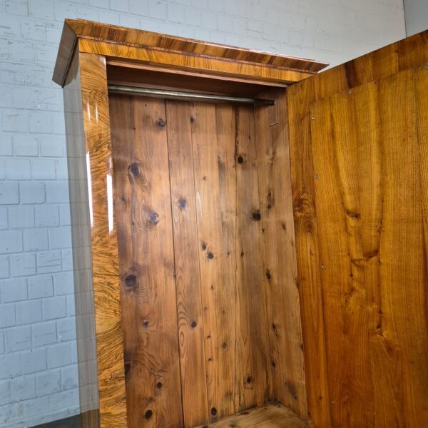 Schrank Kleiderschrank Biedermeier 1820 Nussbaum – Bild 13