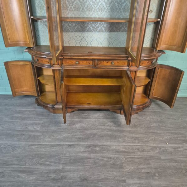 Vitrine Schrank Neubarock Nussbaum 1,85 m – Bild 22