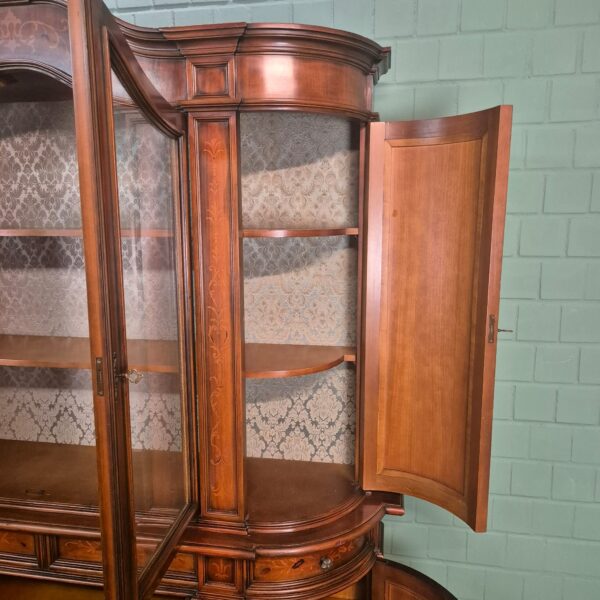 Vitrine Schrank Neubarock Nussbaum 1,85 m – Bild 20