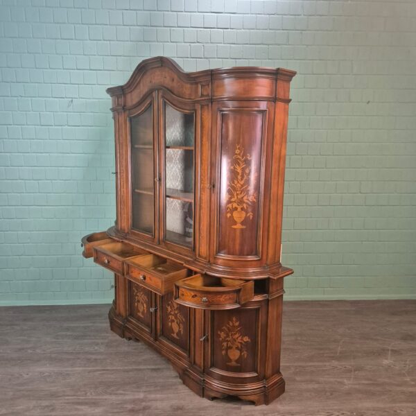 Vitrine Schrank Neubarock Nussbaum 1,85 m – Bild 23