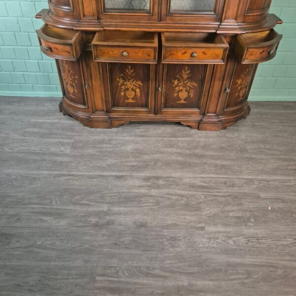 Vitrine Schrank Neubarock Nussbaum 1,85 m – Bild 25