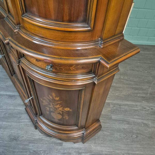 Vitrine Schrank Neubarock Nussbaum 1,85 m – Bild 11