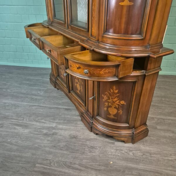 Vitrine Schrank Neubarock Nussbaum 1,85 m – Bild 24