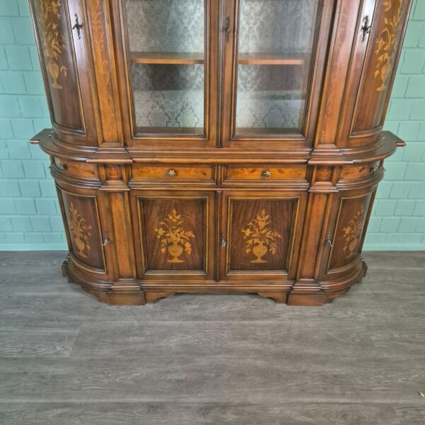 Vitrine Schrank Neubarock Nussbaum 1,85 m – Bild 7