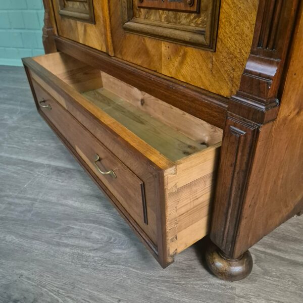 Vitrine Geschirrschrank Jugendstil 1900 Nussbaum – Bild 15