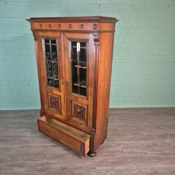 Vitrine Geschirrschrank Jugendstil 1900 Nussbaum – Bild 14