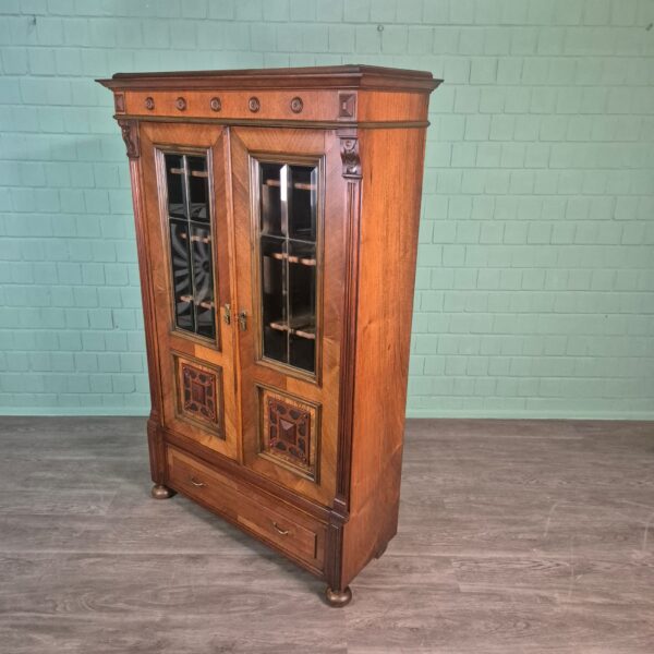 Vitrine Geschirrschrank Jugendstil 1900 Nussbaum – Bild 3