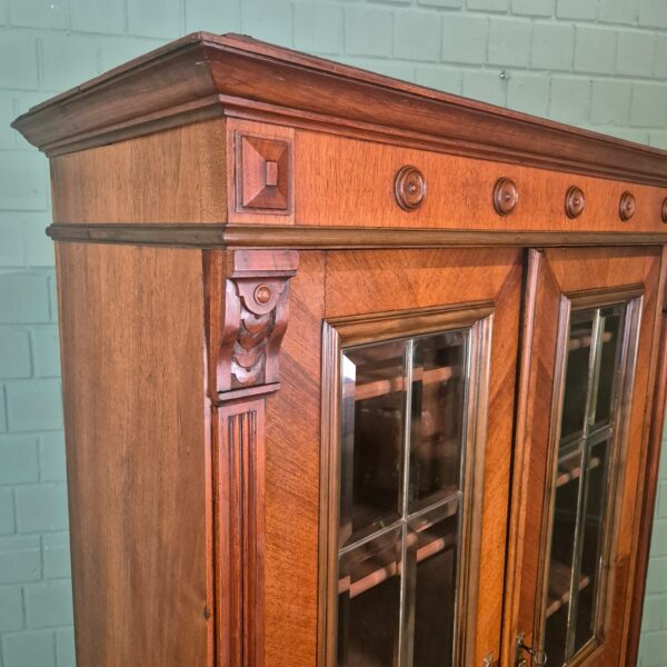 Vitrine Geschirrschrank Jugendstil 1900 Nussbaum – Bild 4