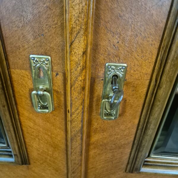 Vitrine Geschirrschrank Jugendstil 1900 Nussbaum – Bild 6