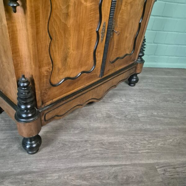 Halbschrank Anrichte mit Aufsatz Biedermeier 1850 Nussbaum – Bild 5