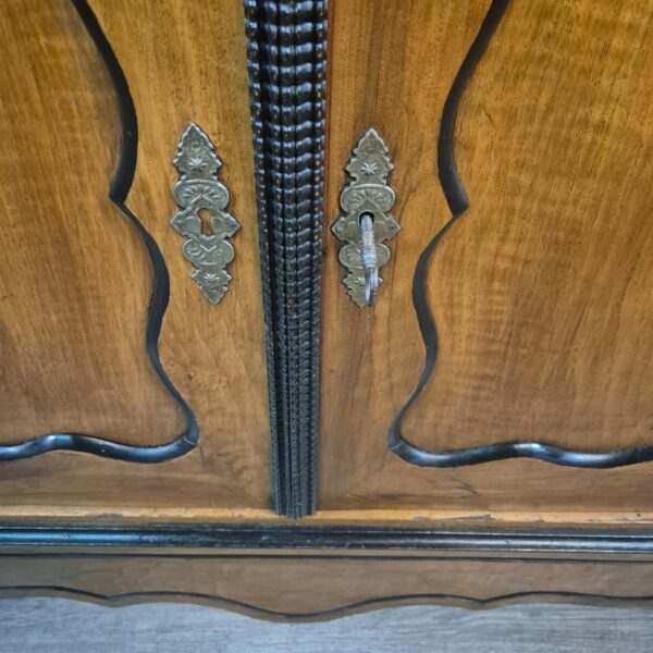 Halbschrank Anrichte mit Aufsatz Biedermeier 1850 Nussbaum – Bild 8
