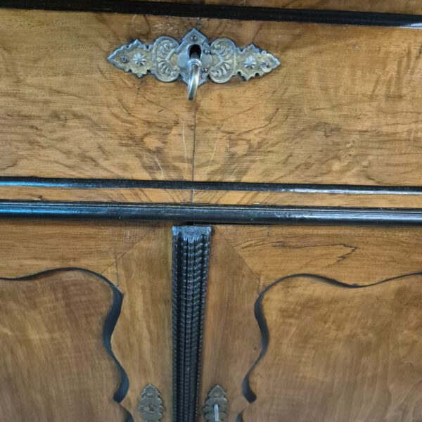 Halbschrank Anrichte mit Aufsatz Biedermeier 1850 Nussbaum – Bild 9