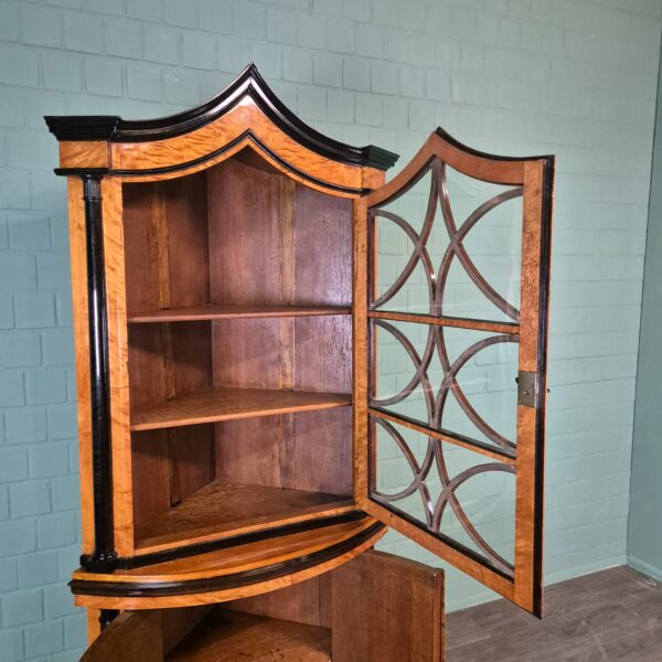 Eckschrank Eckvitrine Biedermeier 1810 Birke – Bild 13