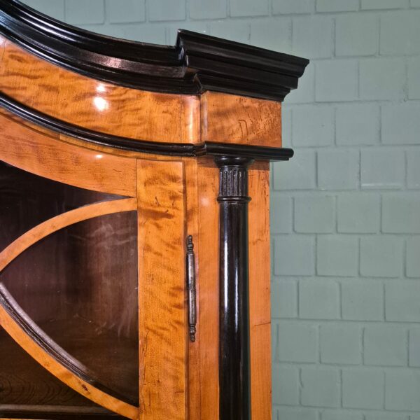 Eckschrank Eckvitrine Biedermeier 1810 Birke – Bild 8