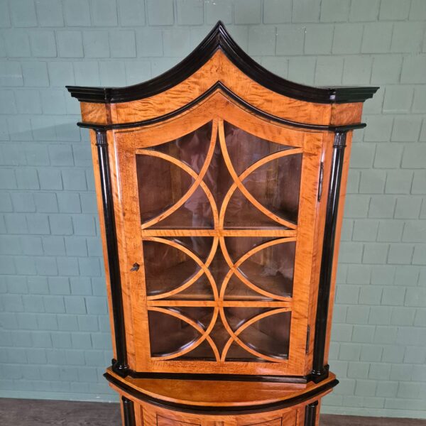 Eckschrank Eckvitrine Biedermeier 1810 Birke – Bild 4