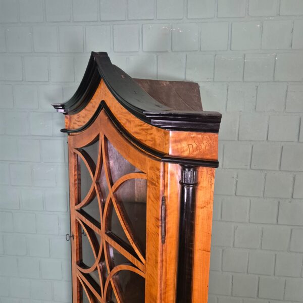 Eckschrank Eckvitrine Biedermeier 1810 Birke – Bild 7