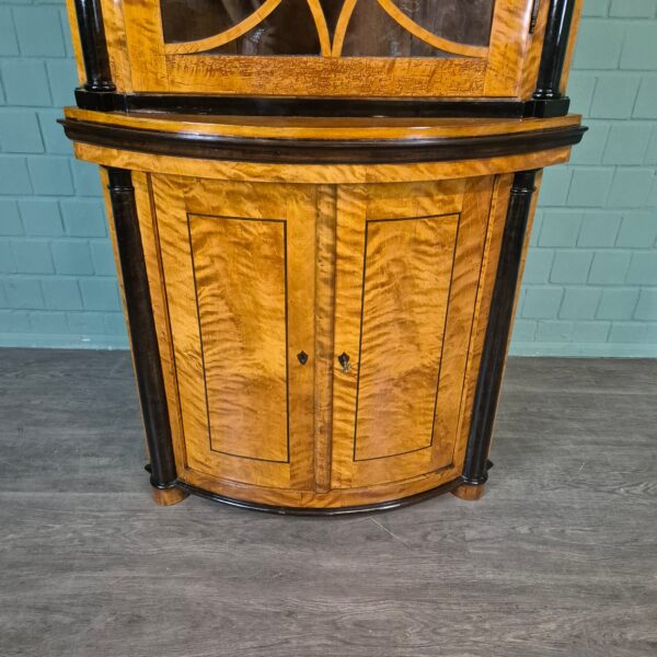 Eckschrank Eckvitrine Biedermeier 1810 Birke – Bild 5