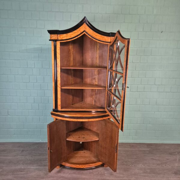 Eckschrank Eckvitrine Biedermeier 1810 Birke – Bild 12