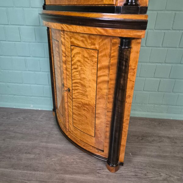Eckschrank Eckvitrine Biedermeier 1810 Birke – Bild 10