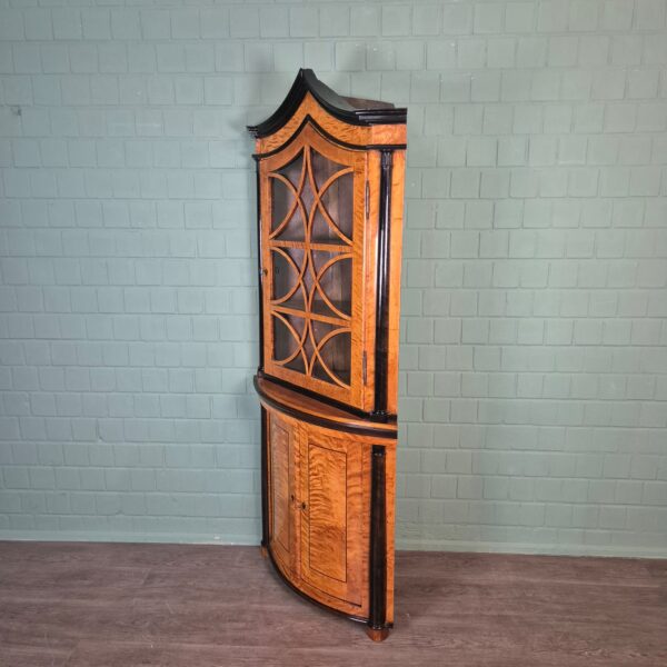 Eckschrank Eckvitrine Biedermeier 1810 Birke – Bild 3