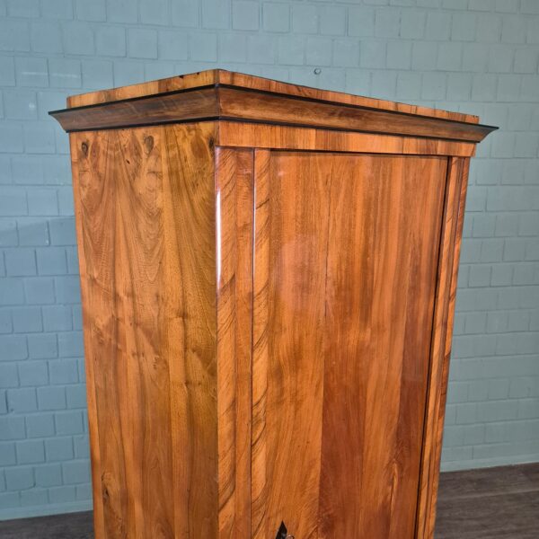 Schrank Kleiderschrank Biedermeier 1820 Nussbaum – Bild 4